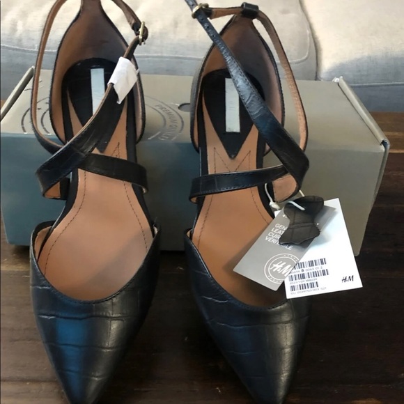 NWT LEATHER cross strap flats in black - Picture 9 of 9
